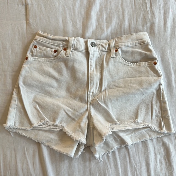 white high rise Levi shorts - Picture 2 of 6
